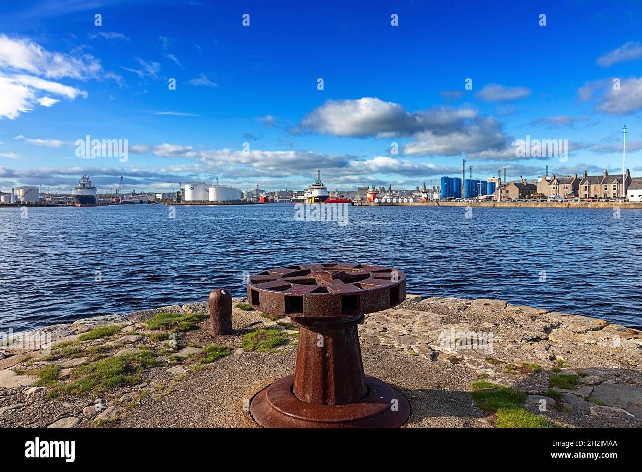 ABERDEEN CITY SCOTLAND HARBOR CITY SKYLINE AMARRÉ PLATE-FORME DE PÉTROLE LIVRE UN VIEUX CABESTAN ET UN CIEL BLEU Banque D'Images