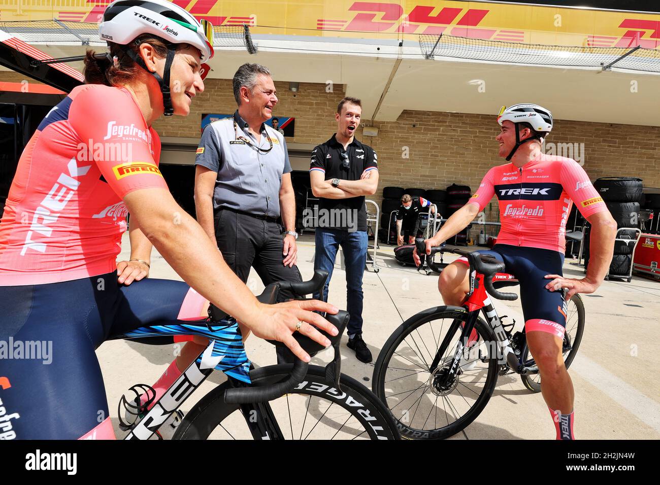 (De gauche à droite): ELISA Longo Borghini (ITA) Trek Segafredo cycliste avec Mario Isola (ITA) Pirelli Racing Manager; Daniil Kvyat (RUS) Alpine F1 Team Reserve Driver; et Mads Pederson (DEN) Trek Segafredo cycliste.Grand Prix des États-Unis, jeudi 21 octobre 2021.Circuit of the Americas, Austin, Texas, États-Unis. Banque D'Images