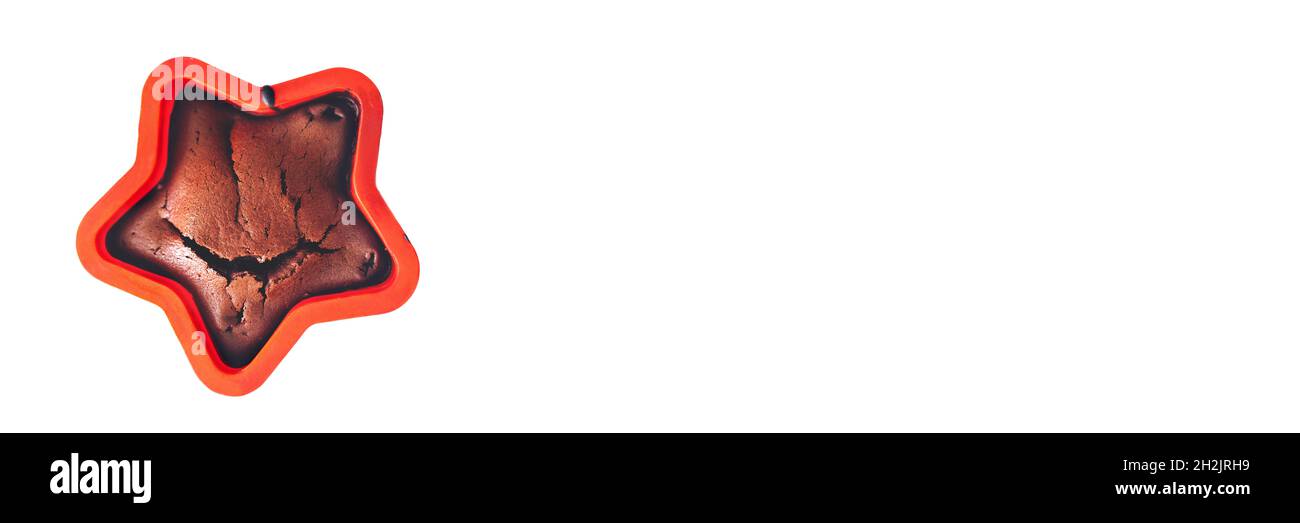 Délicieux biscuits aux pépites de chocolat faits maison avec des fissures tendres sur un fond blanc.Plat de cuisson sous forme d'étoile.Cuisine et concept de Noël.Bannière, espace de copie. Banque D'Images