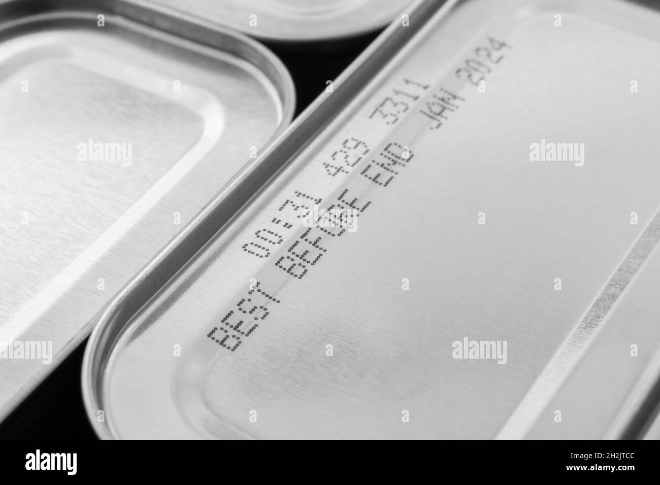 Boîtes de conserve en métal abstrait monochrome contenant une partie des aliments Best Before Date.Pour la préservation des aliments, les pénuries alimentaires en cas de pandémie au Royaume-Uni, le confinement. Banque D'Images Boîtes de conserve en métal abstrait monochrome contenant une partie des aliments Best Before Date.Pour la préservation des aliments, les pénuries alimentaires en cas de pandémie au Royaume-Uni, le confinement. Banque D'Images