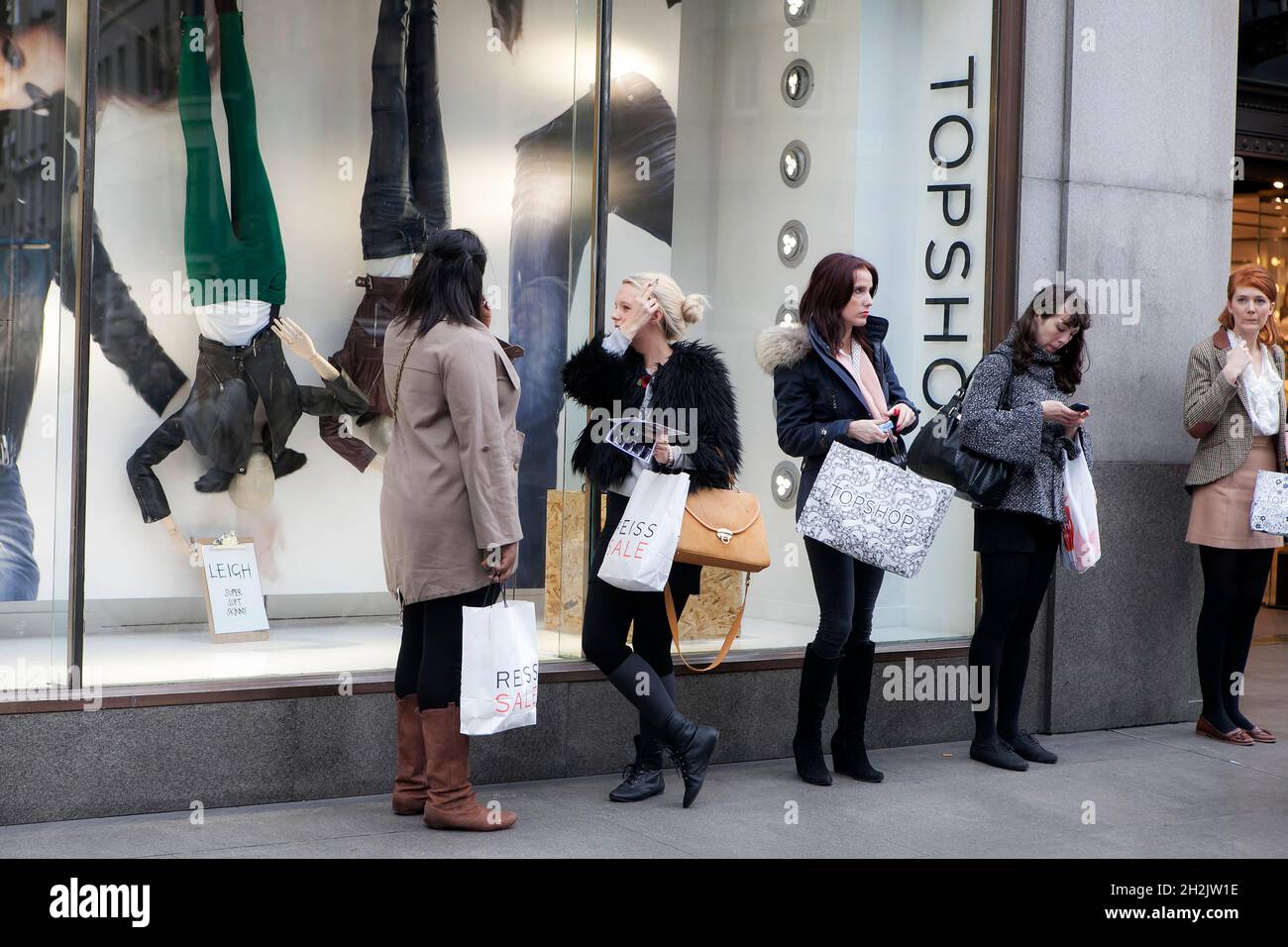 Londres, Royaume-Uni - 21 septembre 2021, grande foule de personnes près de Top Shop sur Oxford Street Banque D'Images