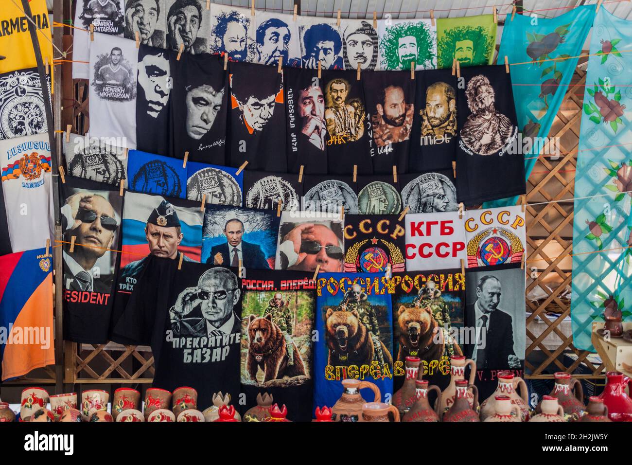 EREVAN, ARMÉNIE - 5 JUILLET 2017 : différents tee-shirts souvenirs sur un marché à Erevan, capitale de l'Arménie Banque D'Images