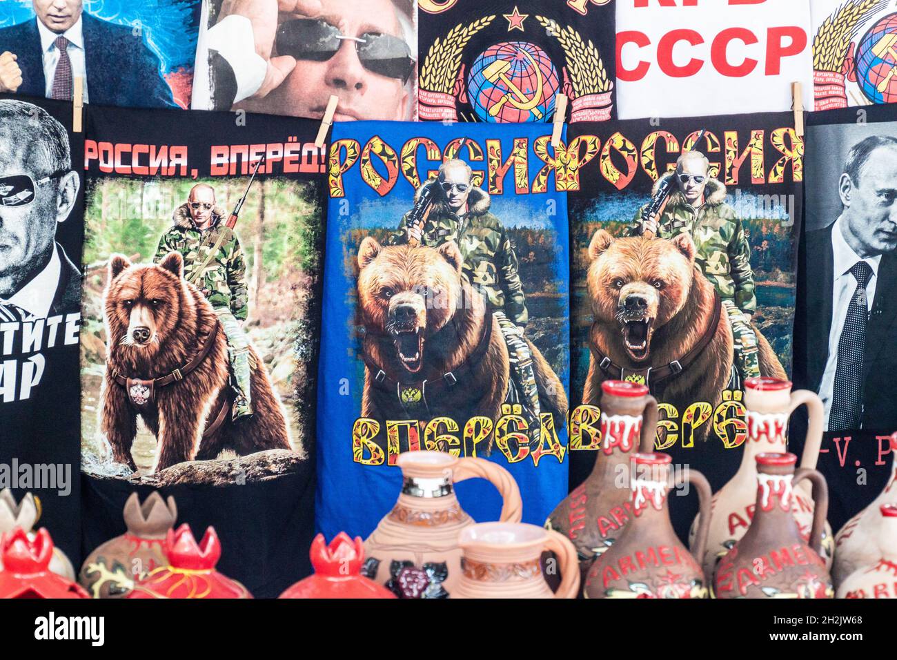 EREVAN, ARMÉNIE - 5 JUILLET 2017 : T-shirts souvenirs avec Poutine sur un marché à Erevan, capitale de l'Arménie Banque D'Images