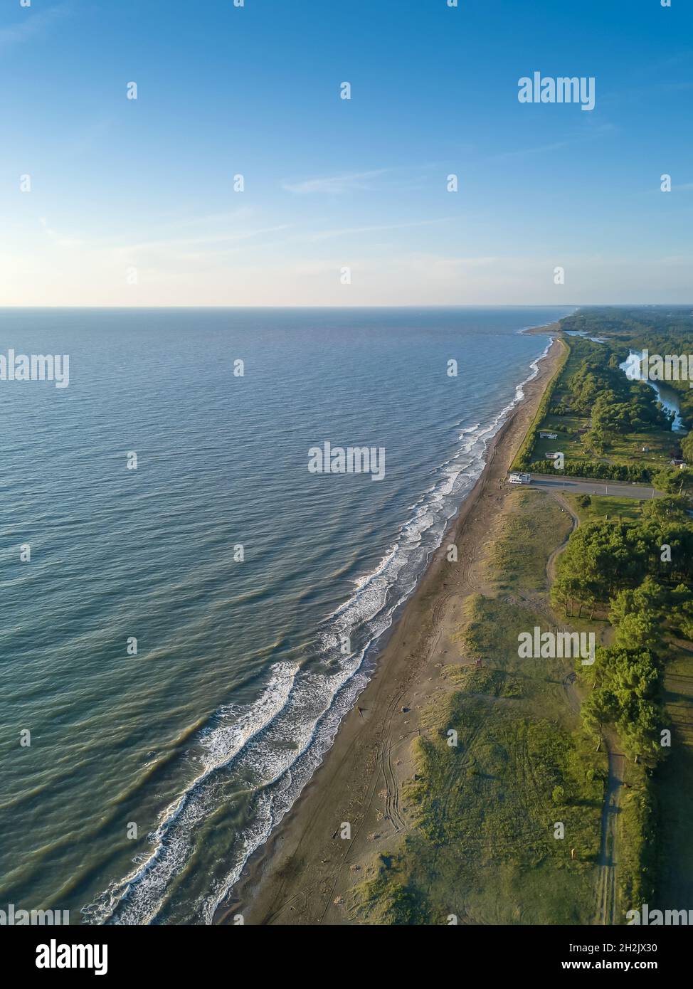 Drone vue sur la mer, plage, appartement sur la mer sur une soirée ensoleillée, plage sauvage.Photo verticale Banque D'Images