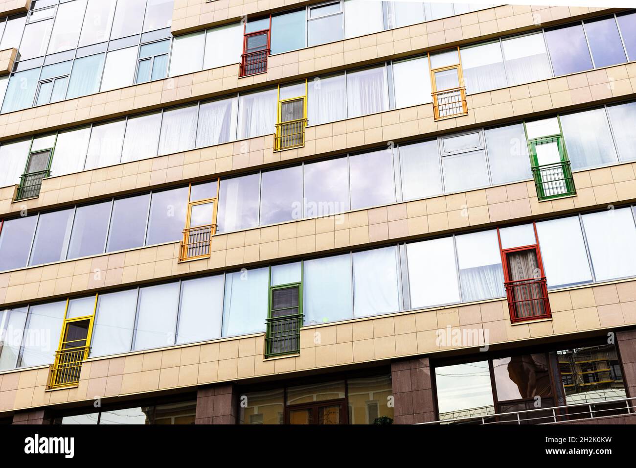 Cet immeuble haut en verre à la façade de la ville de Moscou est doté d'un balcon vitré Banque D'Images