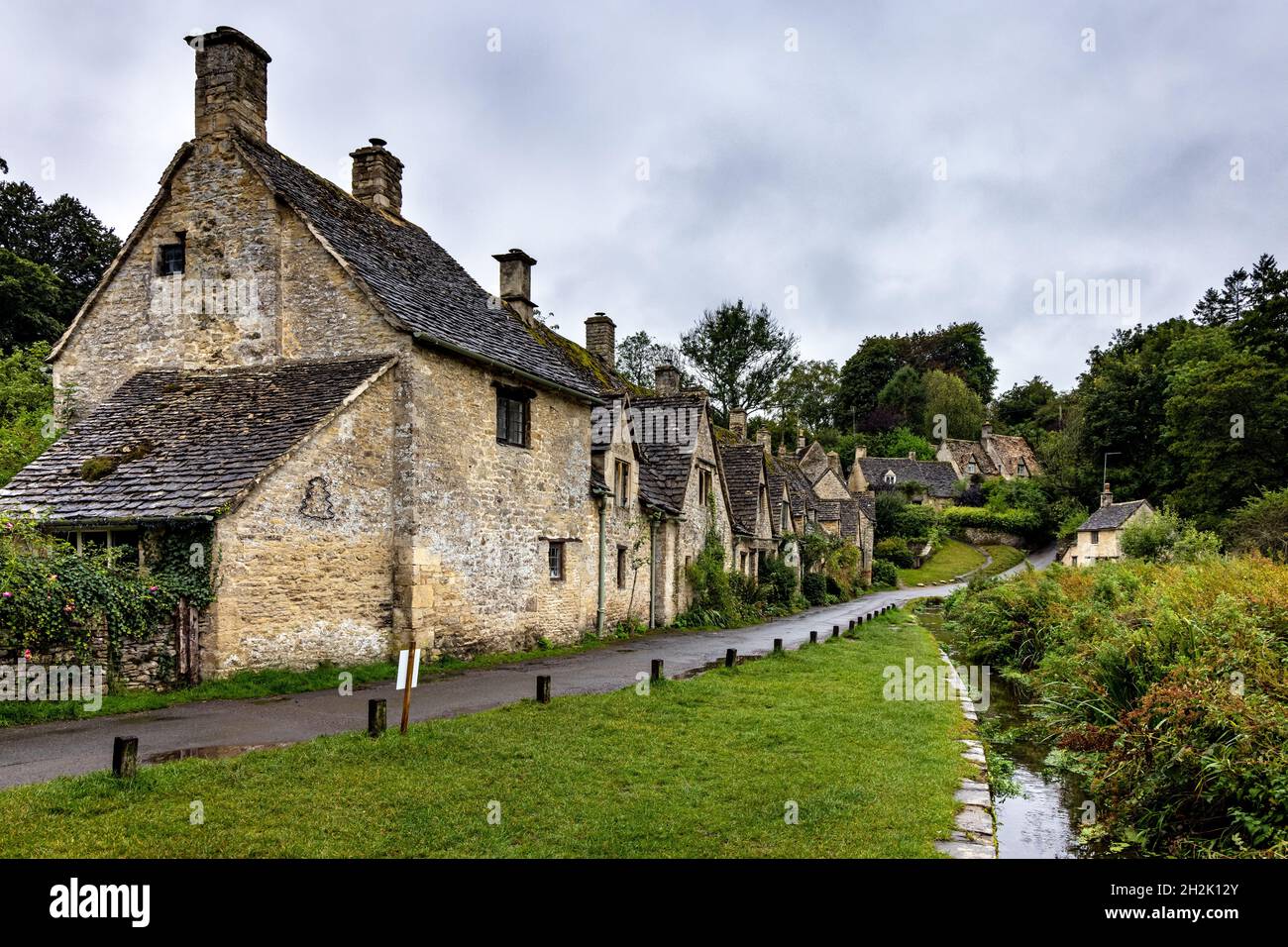 Les chalets pittoresques des tisserands à Arlington Row, dans le village des Cotswolds de Bibury, à Gloucestershire, en Angleterre. Banque D'Images