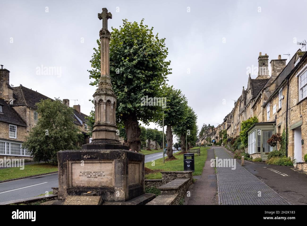 Le mémorial de guerre sur la colline dans la ville de Burford, dans les Cotswolds, dans l'Oxfordshire, souvent appelé la « porte d'entrée des Cotswolds ». Banque D'Images