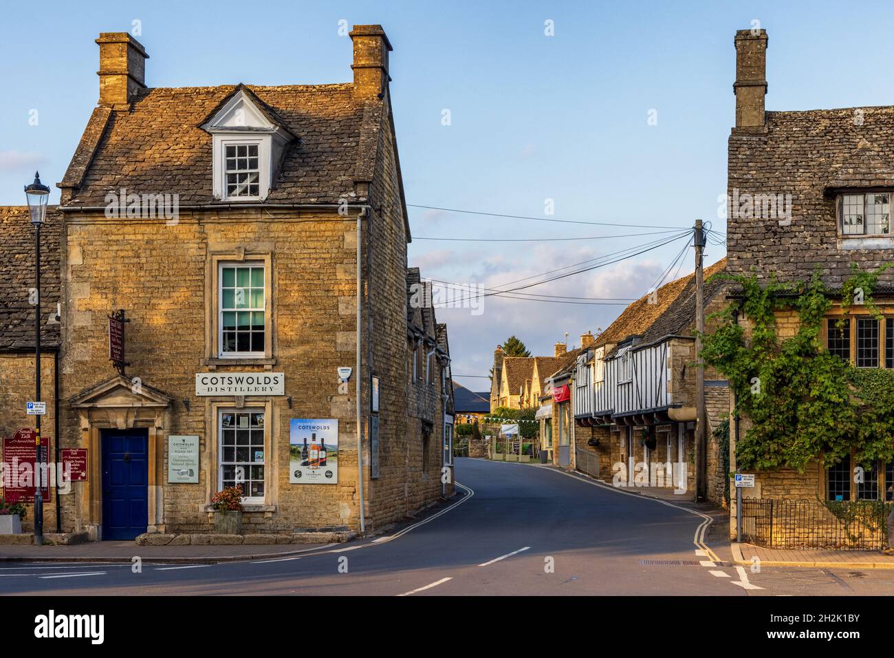 La distillerie Cotswolds, dans le village de Bourton on the Water, Gloucestershire, souvent appelée la « Venise des Cotswolds » Banque D'Images