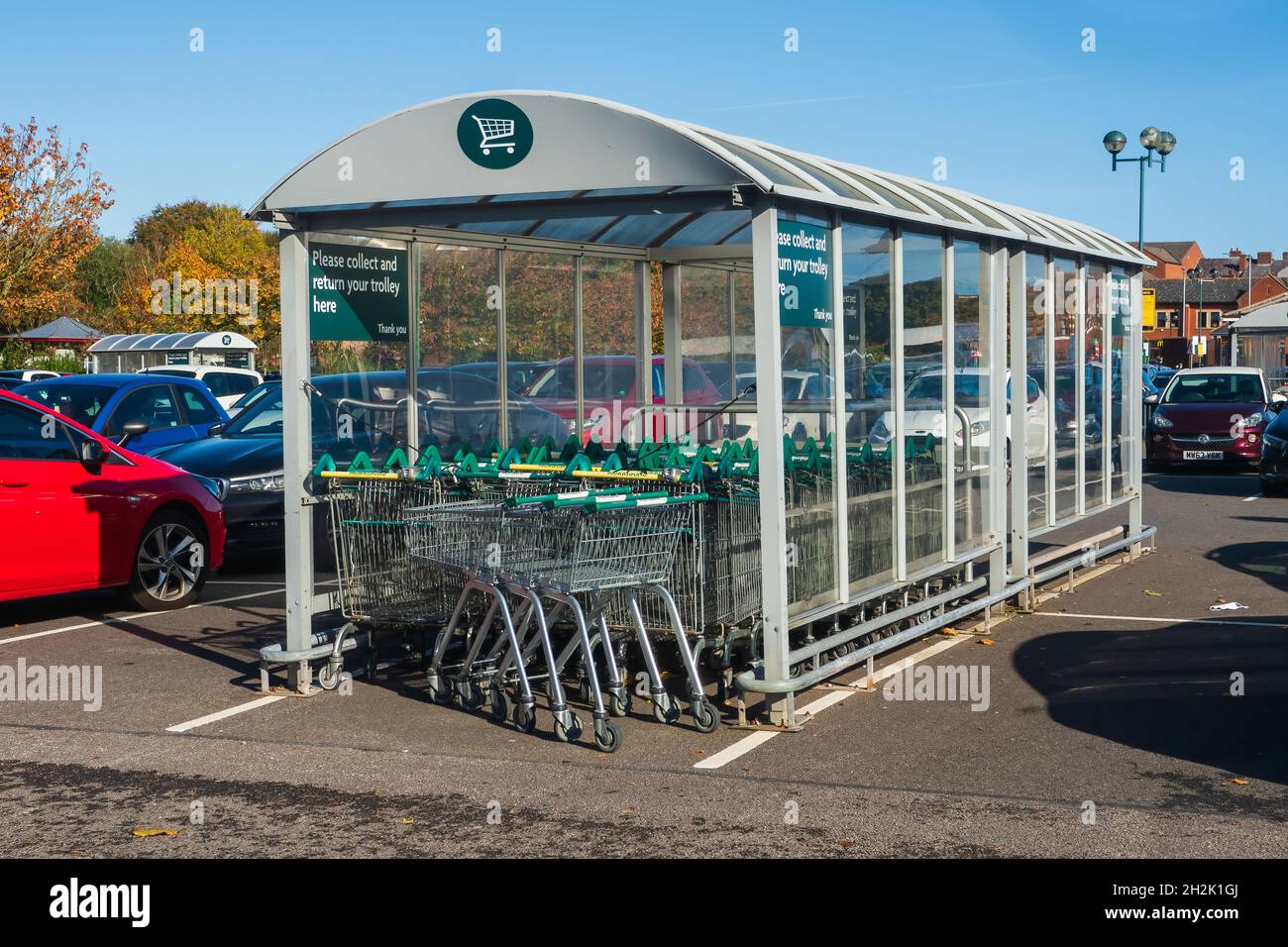 21.10.21 Ormskirk, Lancashire, Royaume-Uni.Les trolley de supermarché sont empilés dans un abri à l'extérieur du supermarché Morrisons à Ormskirk, dans le Lancashire Banque D'Images