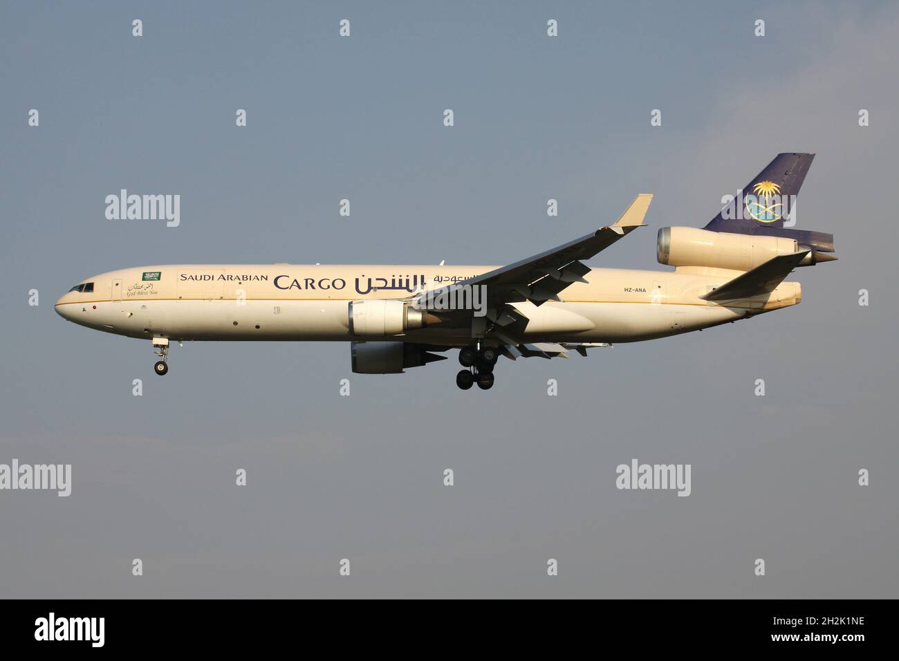 Saudi Arabian Cargo McDonnell Douglas MD-11F avec enregistrement HZ-ANA sur la courte finale pour la piste 01 de l'aéroport de Bruxelles. Banque D'Images