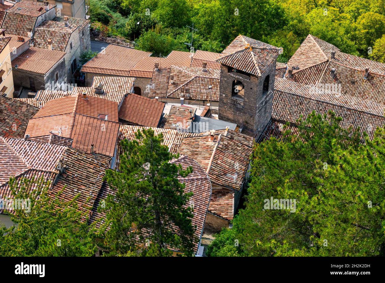 Vue sur les toits de Petrella Salto et le clocher de l'église de Santa Maria, en Italie Banque D'Images