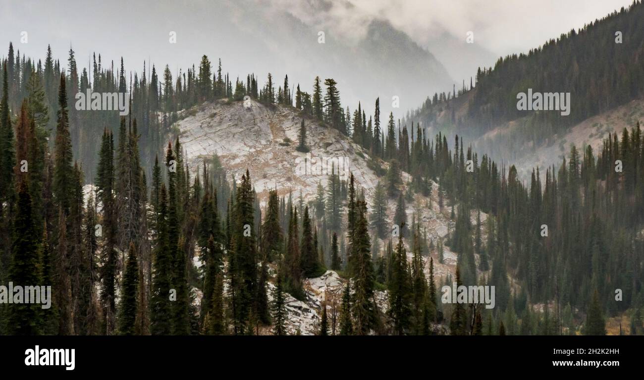 Les nuages de tempête s'amassent dans la vallée de la rivière Wallowa. Banque D'Images