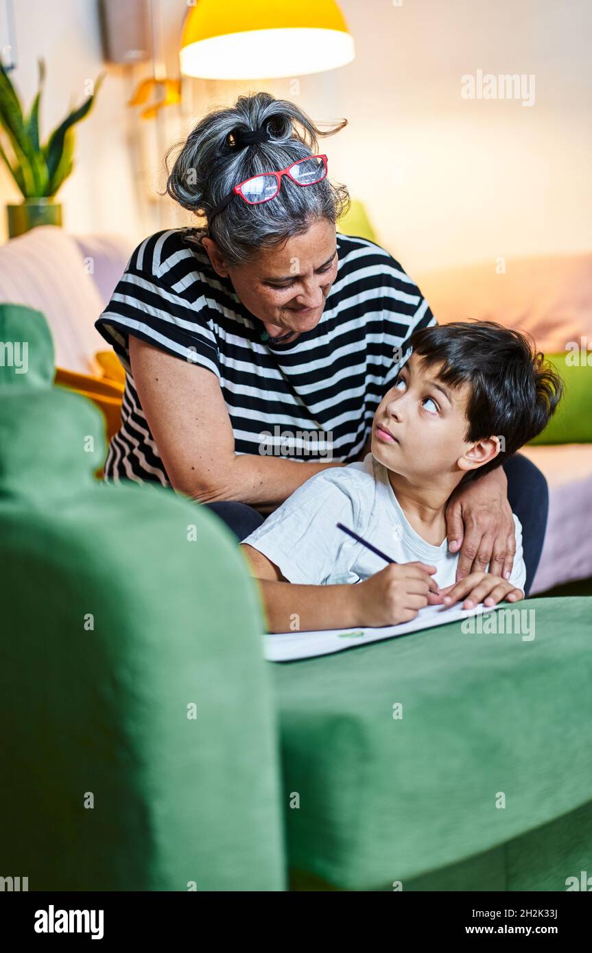 mère avec son fils s'amusant à la maison. Banque D'Images