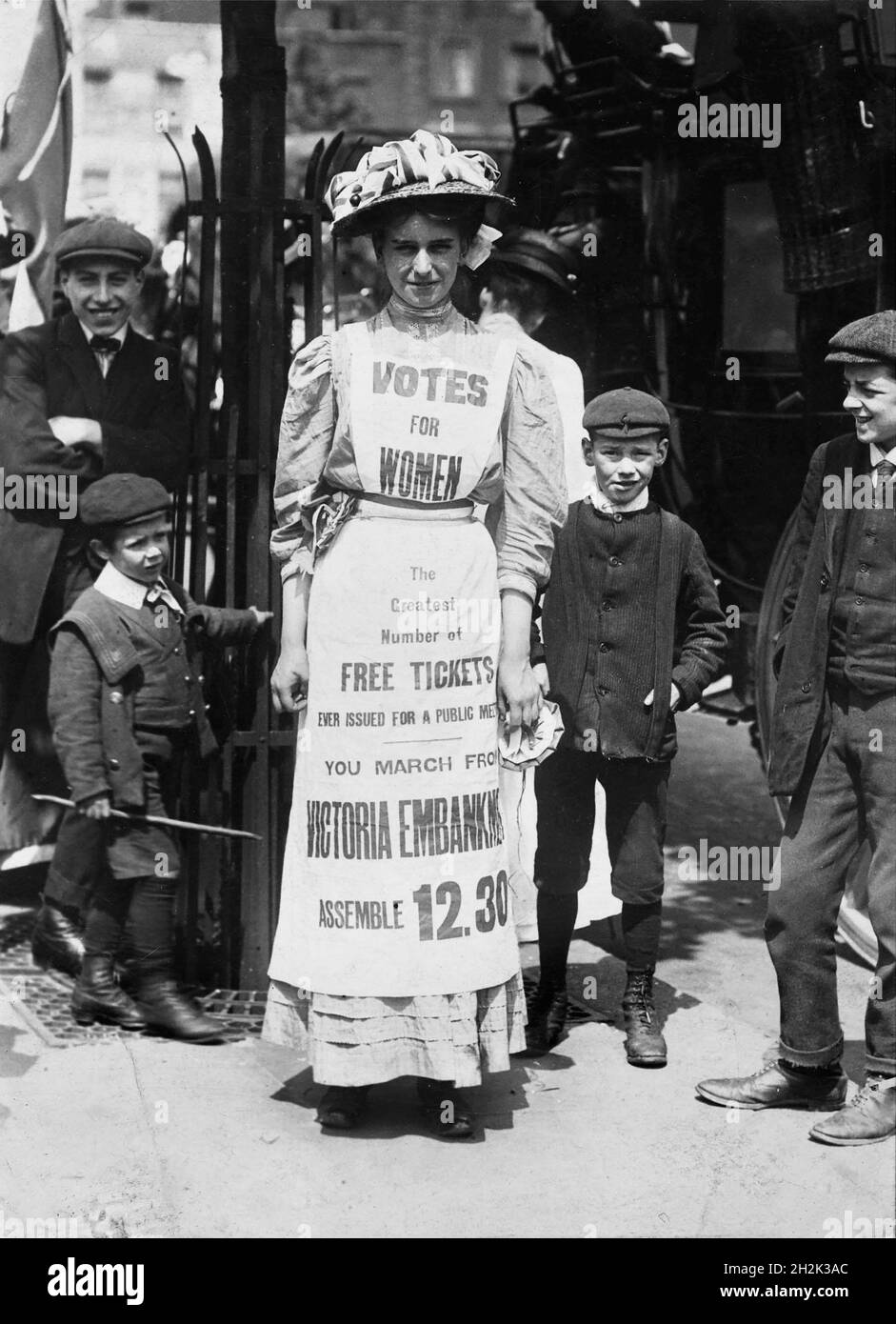 Suffragettes.Vera Wentworth (née Jessie Alice Spink; 1890-1957) marchant le long de The Strand, Londres, portant un tablier publicitaire un mars, 1909. Banque D'Images