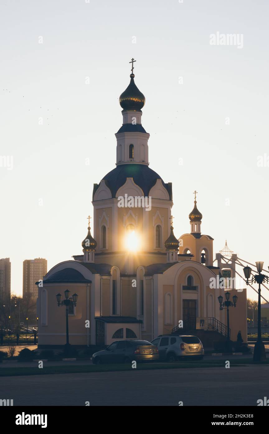 Belle église de l'Archange Gabriel, la lumière du soleil brille à travers la fenêtre au coucher du soleil dans la soirée Banque D'Images