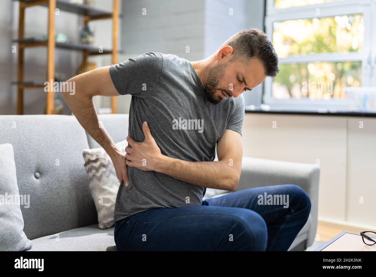 Mal de dos et mal de dos.Table et oreiller orthopédiques Banque D'Images