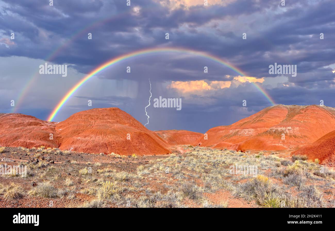 Un mélange HDR d'un arc-en-ciel et d'une tempête approchant les collines bentonites rouges au-dessous de la pointe Kachina du parc national de la Forêt pétrifiée en Arizona.La landsca Banque D'Images
