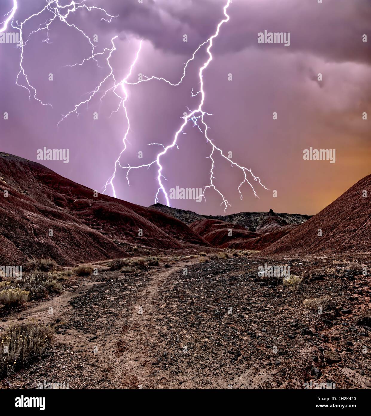 Un mélange HDR d'une tempête qui s'enroule sur les collines bentonites rouges de Kachina point au parc national de la forêt pétrifiée près de Holbrook Arizona. Banque D'Images