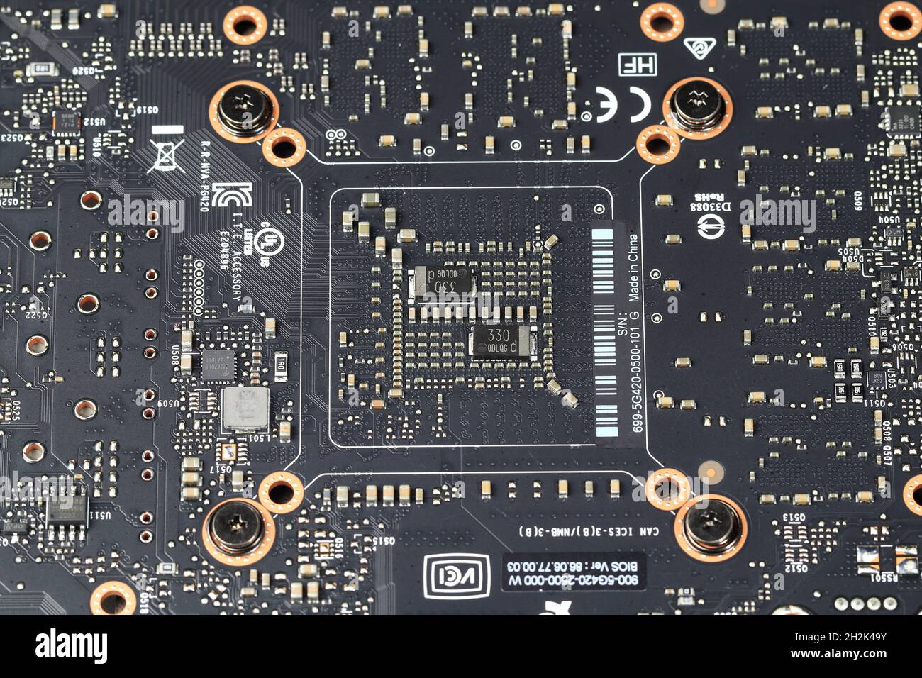 Carte de circuit imprimé de l'ordinateur avec composants électroniques après utilisation. Banque D'Images