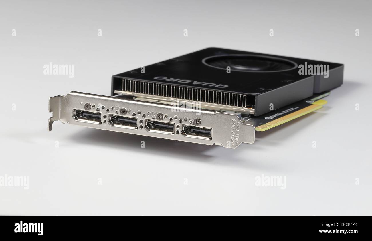 Gros plan sur les ports vidéo, les ports d'affichage sur la carte graphique vidéo professionnelle, carte graphique vidéo hautes performances pour isoler l'ordinateur du poste de travail Banque D'Images