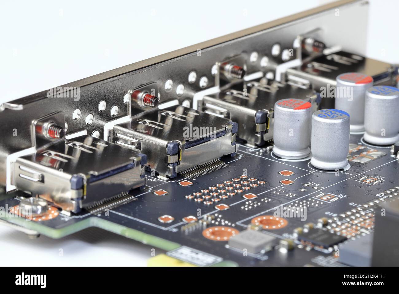 Gros plan arrière du port d'affichage de la carte graphique vidéo professionnelle, carte graphique vidéo hautes performances pour poste de travail, isolée Banque D'Images