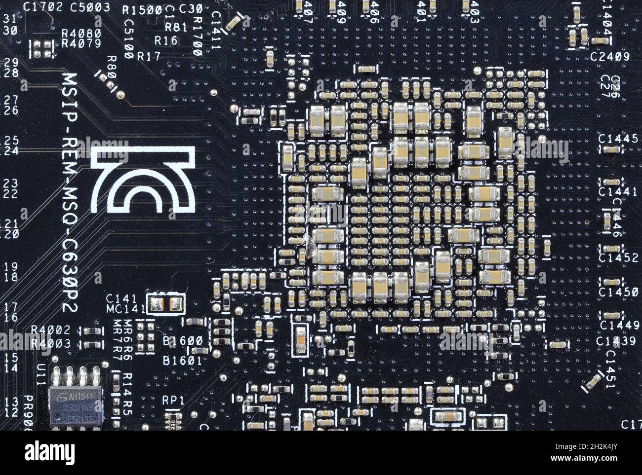 Carte de circuit imprimé de l'ordinateur avec composants électroniques après utilisation. Banque D'Images