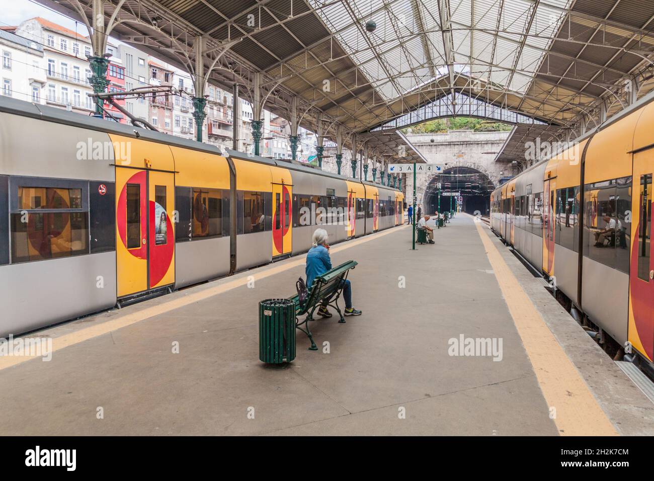 PORTO, PORTUGAL - 16 OCTOBRE 2017 : trains à la gare de Sao Bento à Porto, Portugal. Banque D'Images