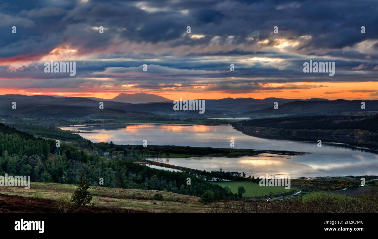 Vue imprenable sur le coucher du soleil depuis Struie Hill, sur la B9176 en regardant sur le Dornoch Firth vers le Kyle de Sutherland, Écosse, Royaume-Uni Banque D'Images