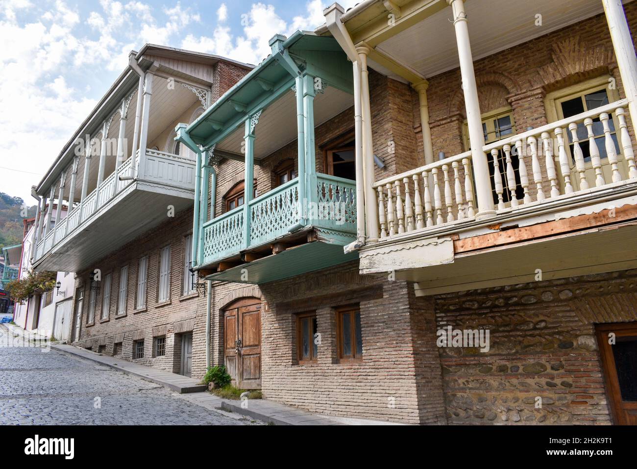 Bâtiments historiques à Sighnaghi, Kakheti, Géorgie.Maisons géorgiennes traditionnelles avec balcon en bois peint dans des tons pastel.Vieille ville historique Banque D'Images