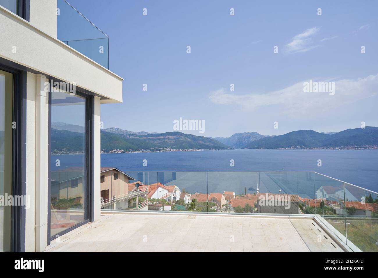 Maison privée moderne avec vue sur la mer et la montagne Banque D'Images