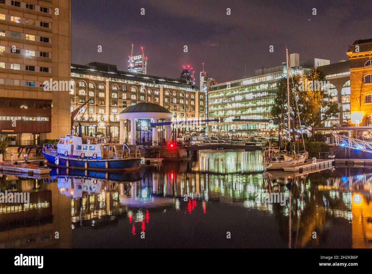 Vue de nuit sur les quais de St Katharine à Londres, Royaume-Uni Banque D'Images