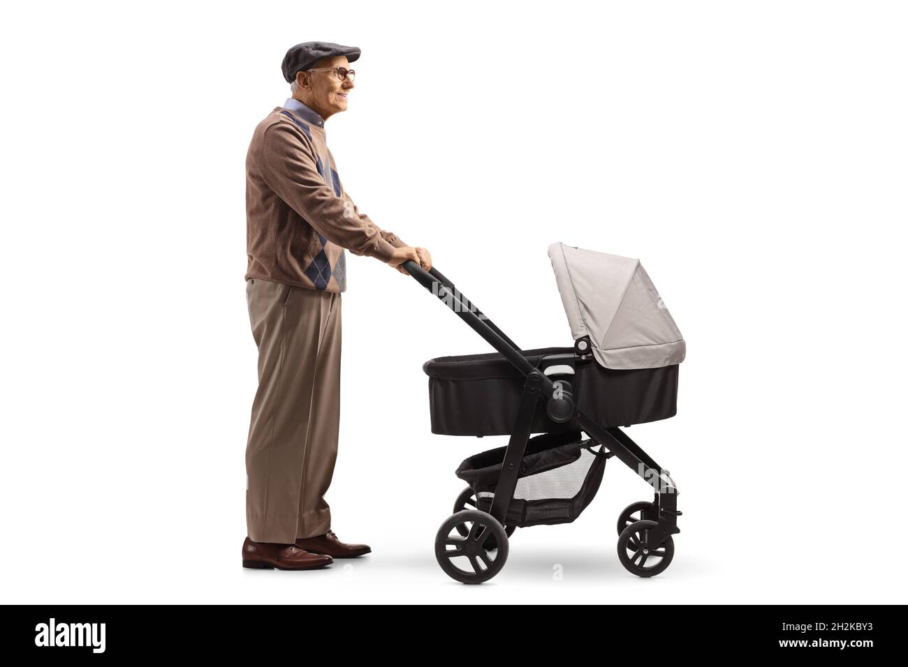 Photo de profil sur toute la longueur d'un grand-père debout avec une poussette de bébé isolée sur fond blanc Banque D'Images