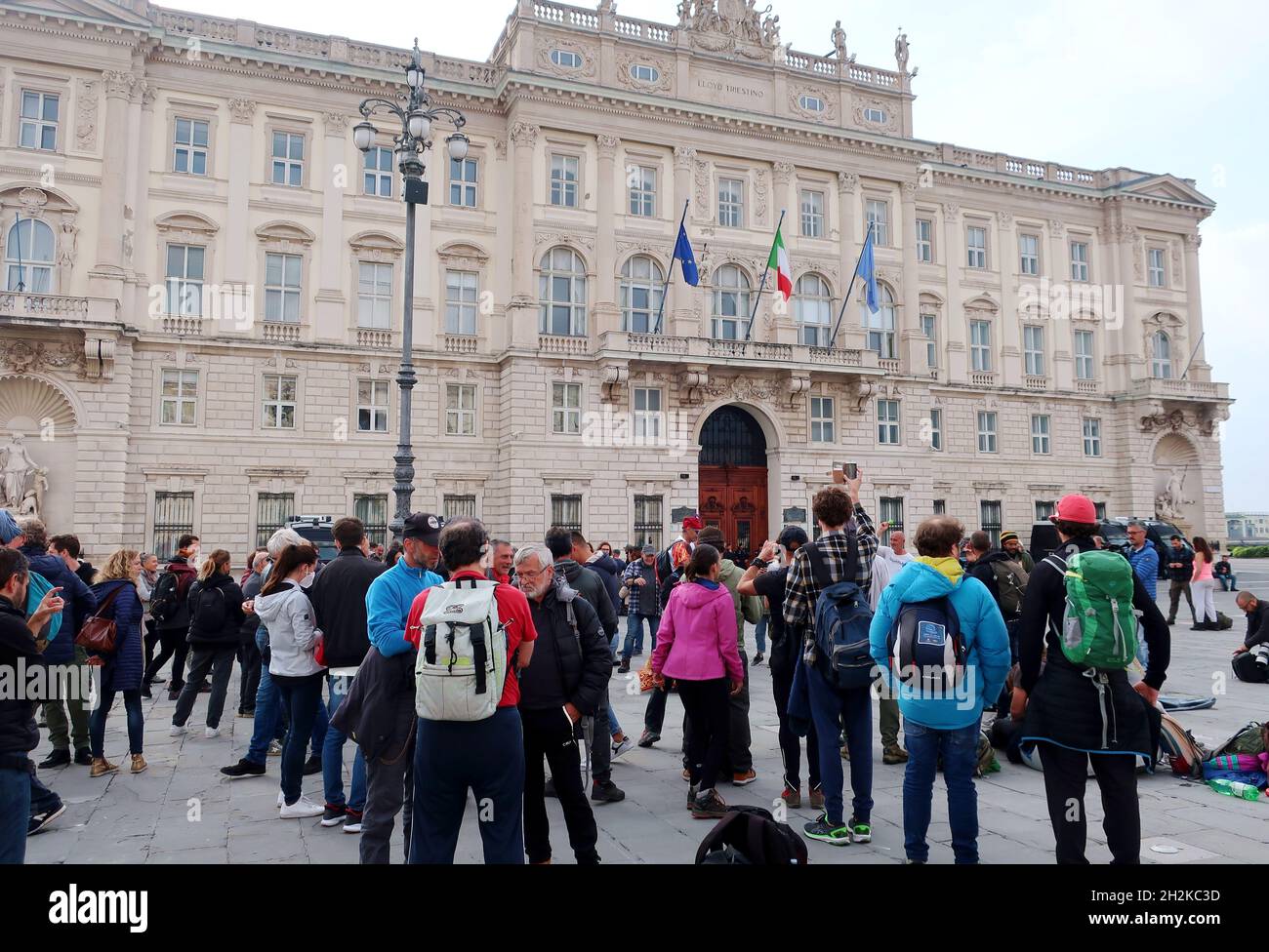 Trieste, Italie.22 octobre 2021.Peu de personnes restent à la manifestation "No Green Pass" à piazza dell'Unità, Trieste, Italie, 22 octobre 2021.Les manifestants contre le « Green Pass », le certificat de vaccination Covid 19, ont quitté la Piazza dell'Unità le matin après une séance de quatre jours, tandis que les forces de sécurité patrouillent la région.Trieste est devenue la capitale des militants du « No Green Pass » qui demandent au gouvernement italien de laisser les gens se faire vacciner ou non et d'abolir le Green Pass.(Photo d'Elisa Gestri/Sipa USA) crédit: SIPA USA/Alay Live News Banque D'Images