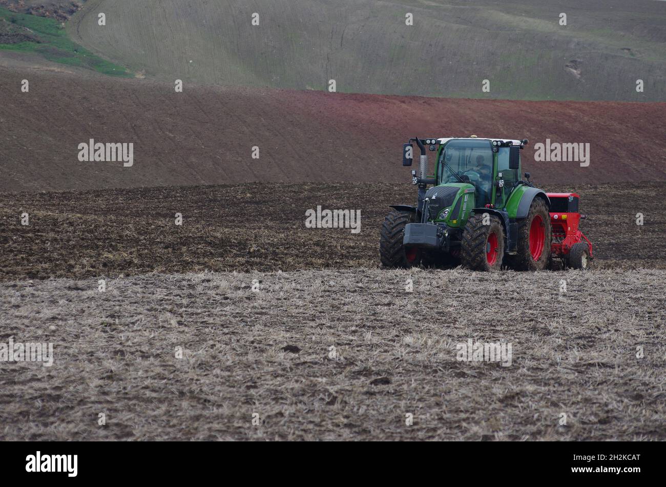 Un tracteur travaille dans les champs avant de semer dans la campagne de Molise inférieure Banque D'Images