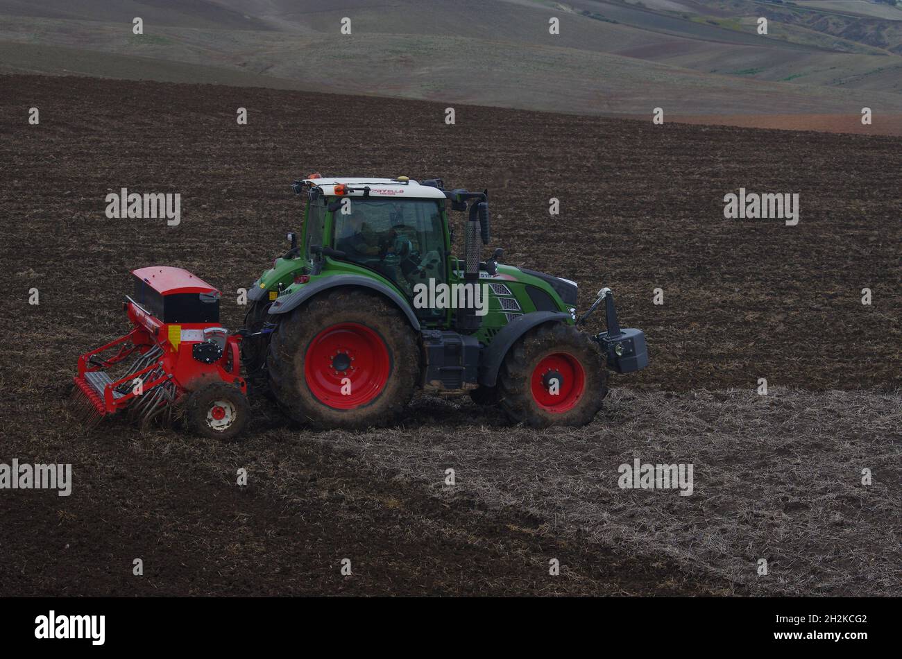 Un tracteur travaille dans les champs avant de semer dans la campagne de Molise inférieure Banque D'Images