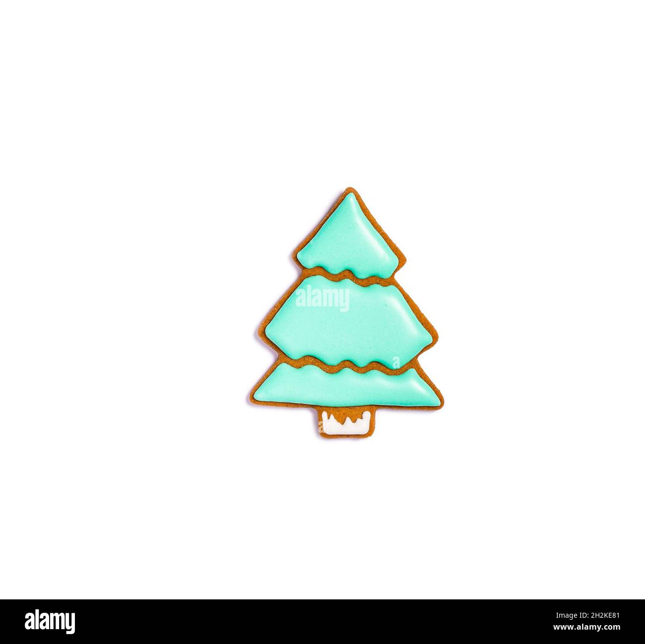 Arbre de Noël en pain d'épice cookie décoré d'un glaçage royal vert isolé sur un fond blanc. Banque D'Images