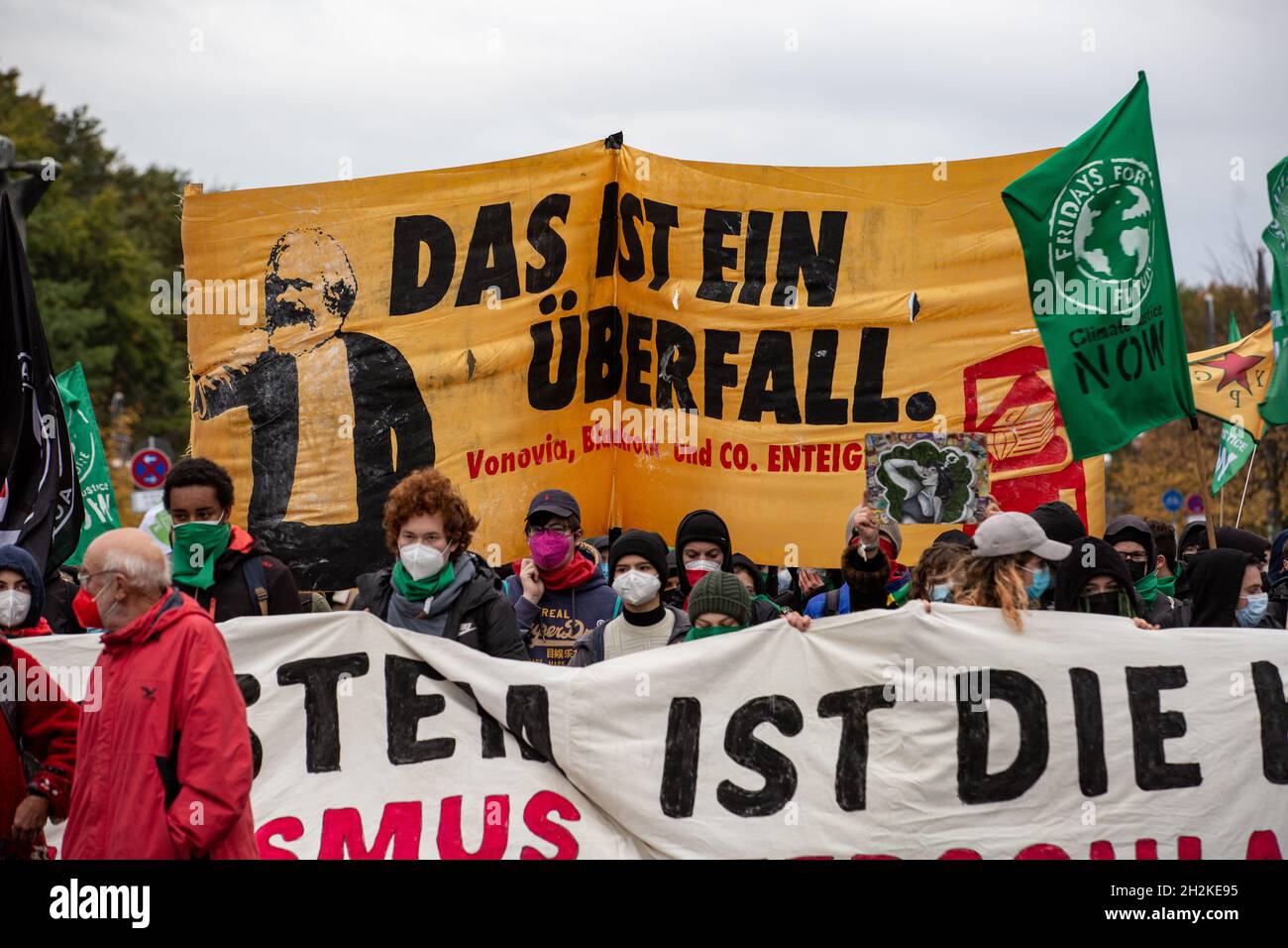 Banner mit Karl Marx Konterfei: ' Das ist ein Überfall.Vonovia, Blackrock und Co. Enteignen '.AM 22.Oktober 2021 versammelten sich 20.000 Menschen aus ganz Deutschland à Berlin, UM mit Fridays for future Druck auf die Koalitionsverhandler von SPD, Bündnis 90/Die Grünen und FDP auszuüben, damit diese die Wahlverspreten in Sachen Klimaschutz ehingerten und das Zhingolten, 5.Diese Woche Hat FFF eine liste an Forderungen an die neue Regierung vorgestellt.Die Demonstration musste auf Grund einer Unwetterwarnung vorzeitig beendet werden.* image de Karl Marx sur t Banque D'Images