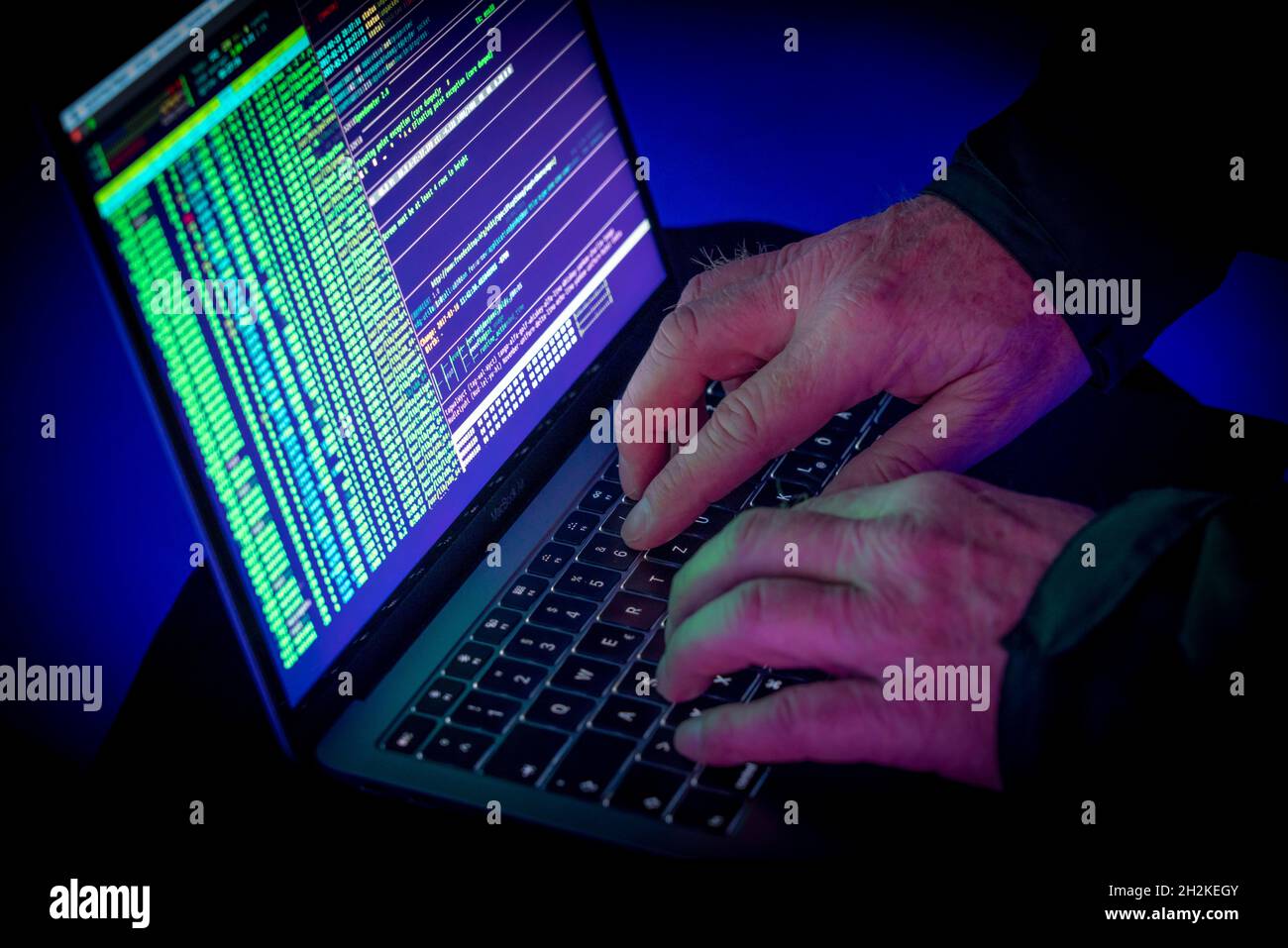 Image symbolique cyber-attaque, crime informatique, cybercriminalité, hackers informatiques attaquent un réseau, un ordinateur, une infrastructure INFORMATIQUE Banque D'Images