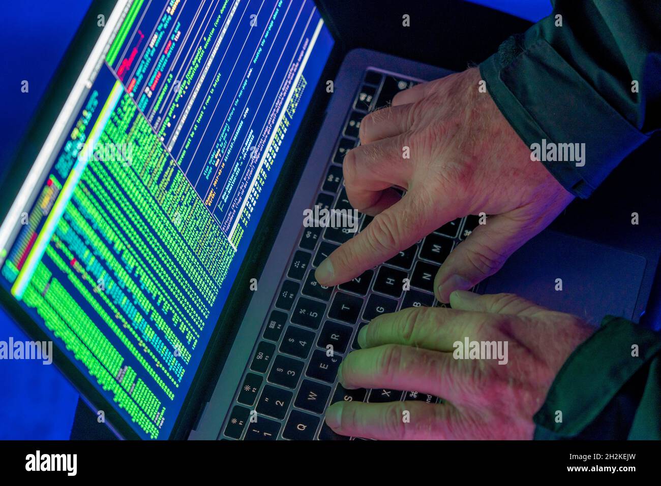 Image symbolique cyber-attaque, crime informatique, cybercriminalité, hackers informatiques attaquent un réseau, un ordinateur, une infrastructure INFORMATIQUE Banque D'Images