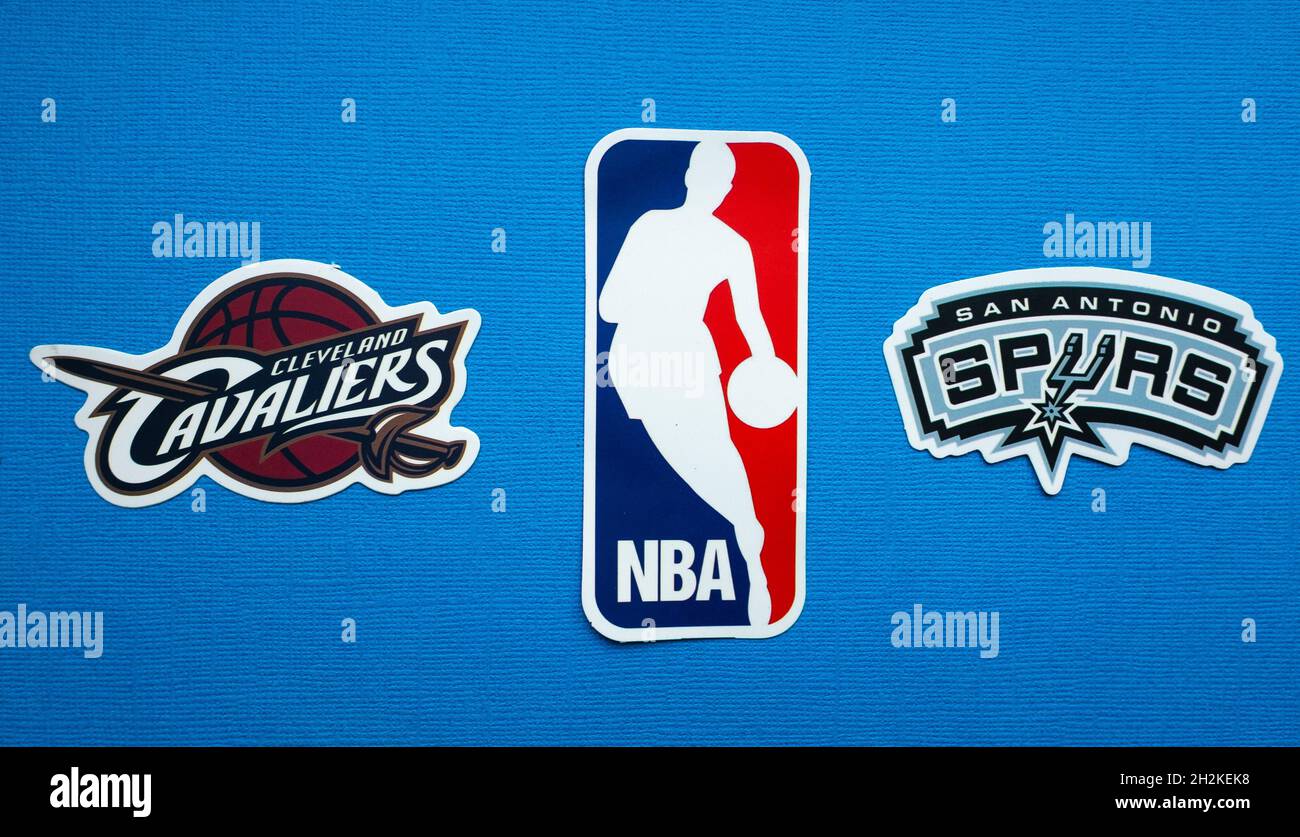 1er octobre 2021, Springfield, USA, emblèmes des Cleveland Cavaliers et des San Antonio Spurs sur fond bleu. Banque D'Images