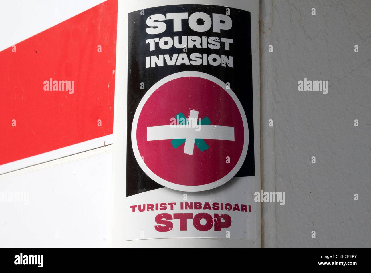 Guéthary, l'une des plus belles petites villes portuaires du pays Basque, proteste contre le surtourisme. Banque D'Images
