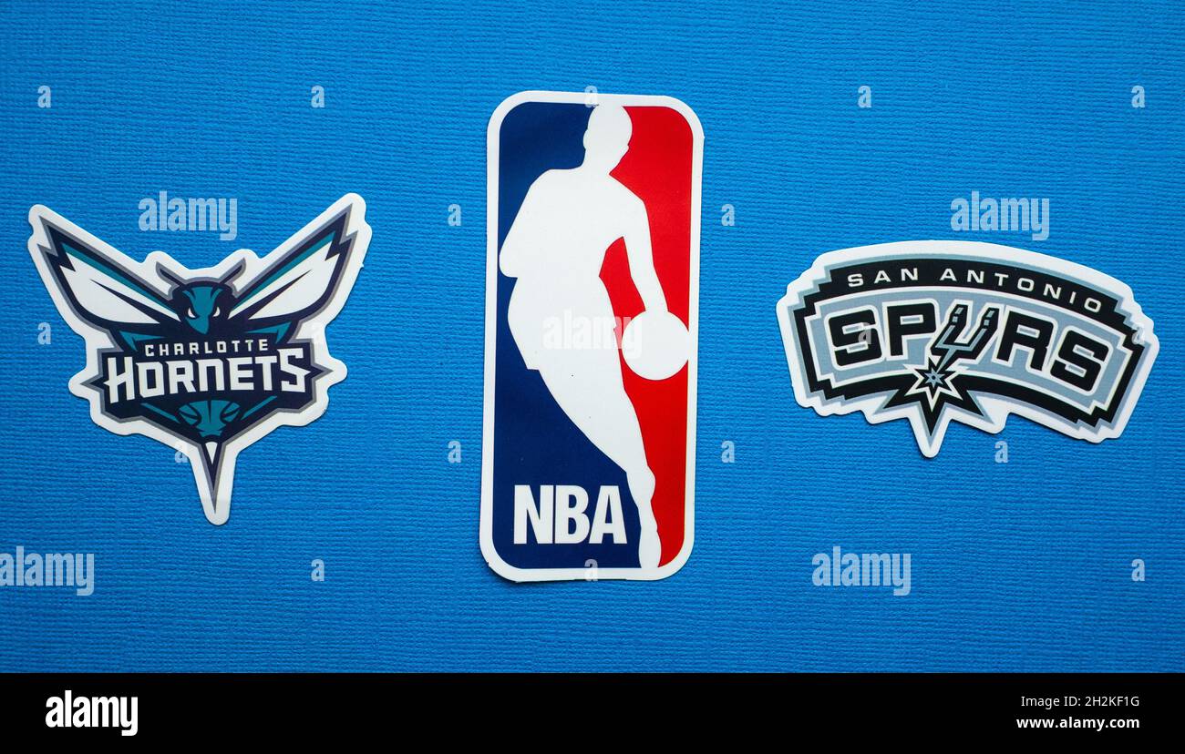 1er octobre 2021, Springfield, USA, emblèmes des Charlotte Hornets et des San Antonio Spurs sur fond bleu. Banque D'Images