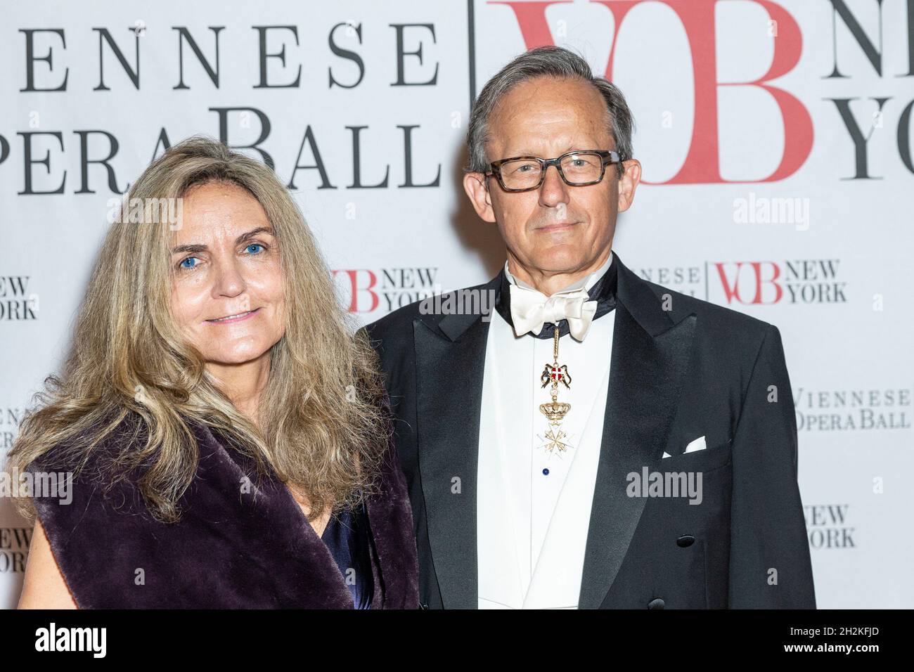 New York, États-Unis.21 octobre 2021.Mar Morosse et William Morosse assistent au bal viennois de l'Opéra au Metropolitan Club de New York le 21 octobre 2021.Le bal viennois de l'Opéra est un événement annuel qui attire des personnes qui aiment l'opéra et Vienne en particulier.Il a été annulé en 2020 en raison d'une pandémie et est revenu en 2021, mais réduit avec le protocole COVID-19 en place.(Photo de Lev Radin/Sipa USA) crédit: SIPA USA/Alay Live News Banque D'Images