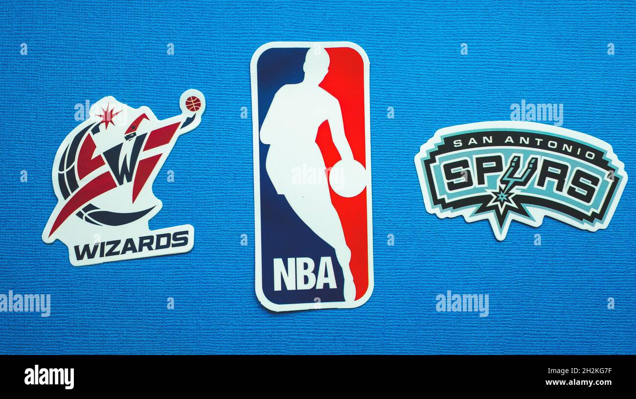 Le 1er octobre 2021, Springfield, USA, emblèmes des équipes Washington Wizards et San Antonio Spurs sur fond bleu. Banque D'Images