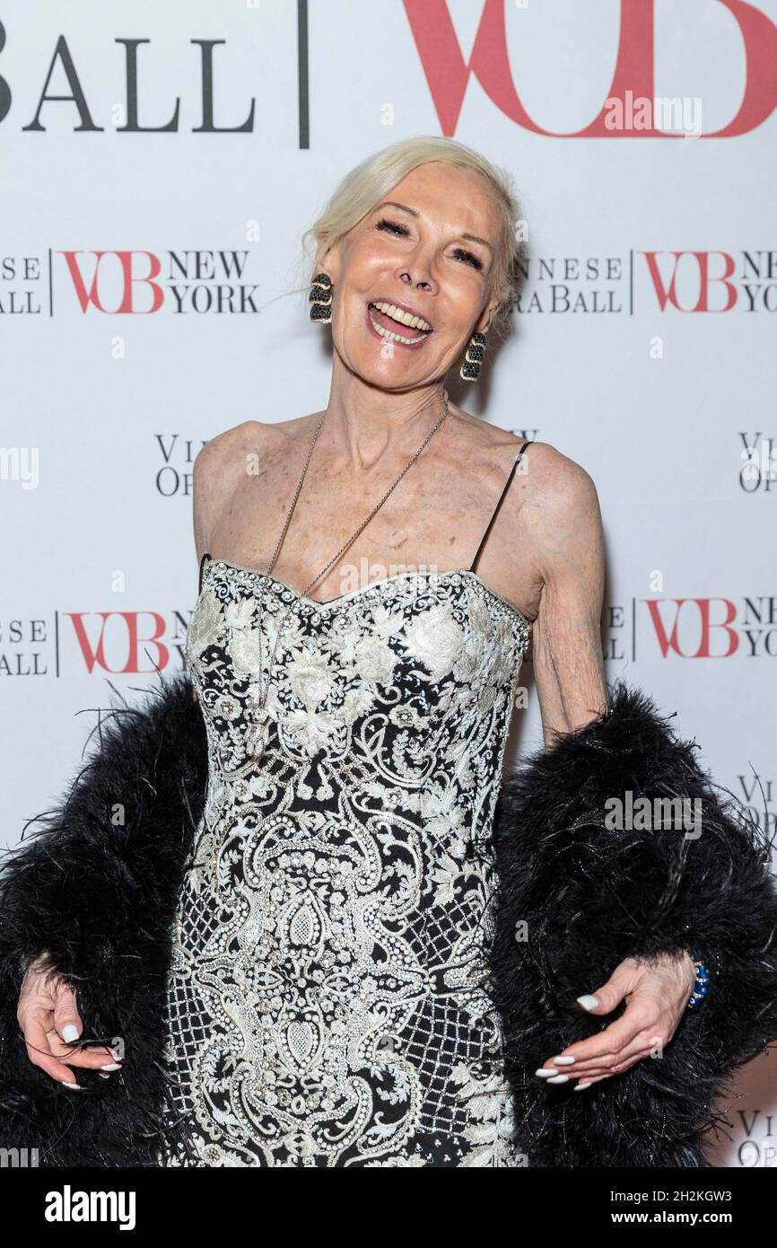 New York, New York, États-Unis.21 octobre 2021.Michele Herbert assiste au bal viennois de l'Opéra au Metropolitan Club de New York le 21 octobre 2021.Le bal viennois de l'Opéra est un événement annuel qui attire des personnes qui aiment l'opéra et Vienne en particulier.Il a été annulé en 2020 en raison d'une pandémie et est revenu en 2021, mais réduit avec le protocole COVID-19 en place.(Image de crédit: © Lev Radin/ZUMA Press Wire) Banque D'Images