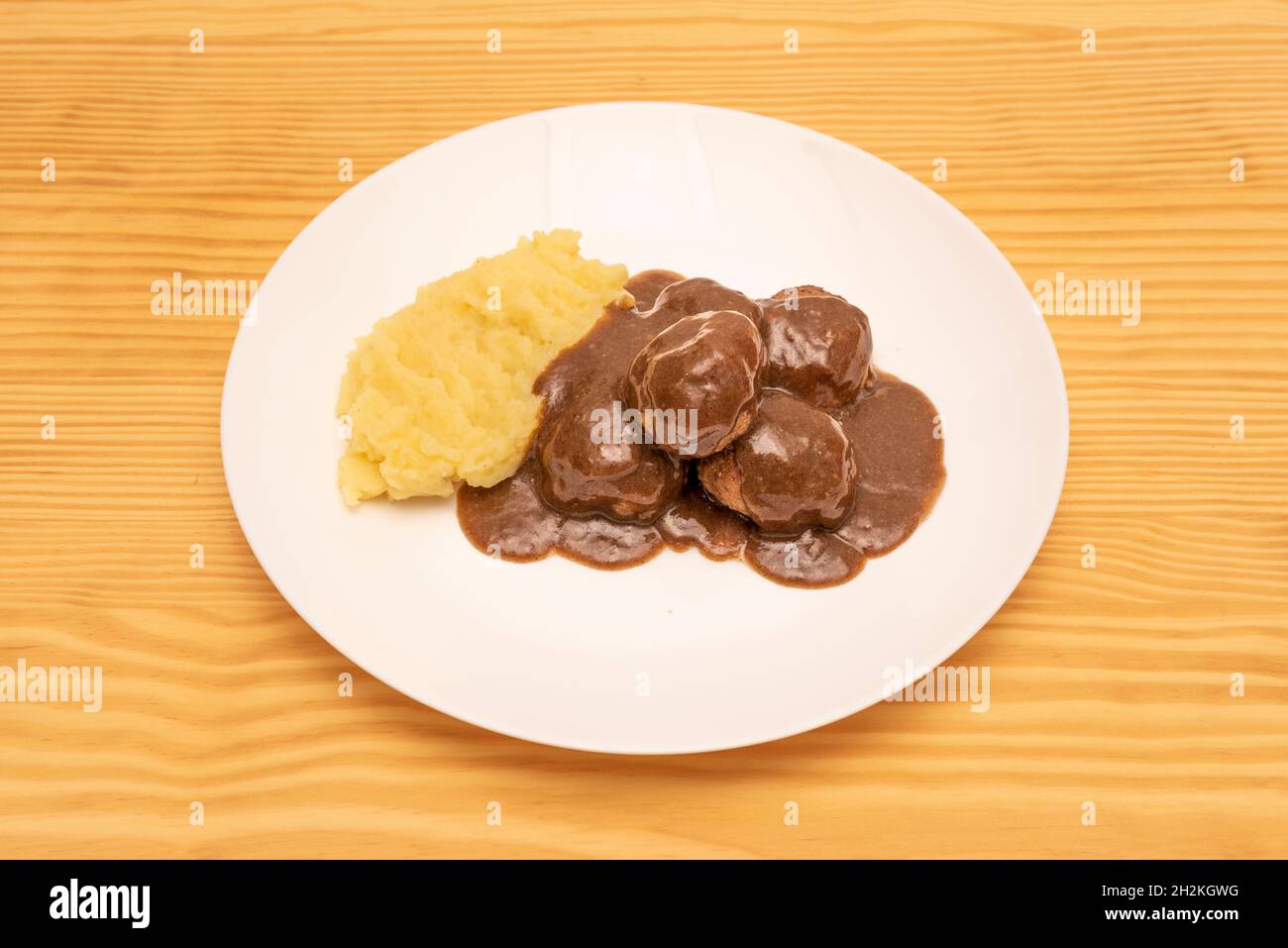 Délicieux boulettes de viande de bœuf en sauce avec purée de pommes de  terre maison sur une assiette blanche dans le restaurant de tapas espagnol  Photo Stock - Alamy