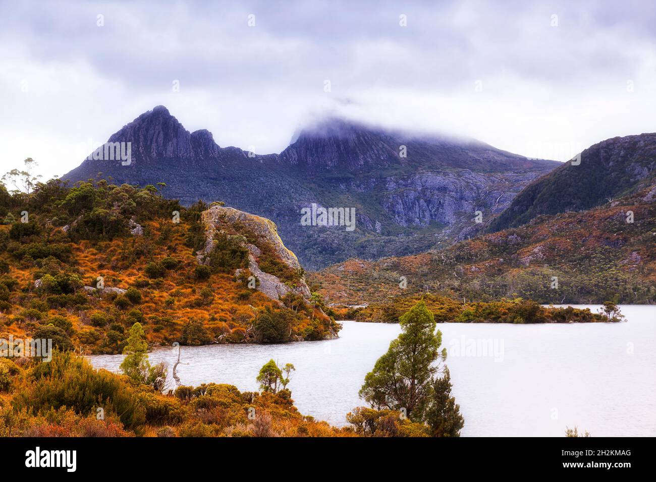 Célèbre forme de Cradle Mountain au-dessus du lac Dove dans un climat hivernal couvert nuageux - point de repère de la Tasmanie, Australie. Banque D'Images