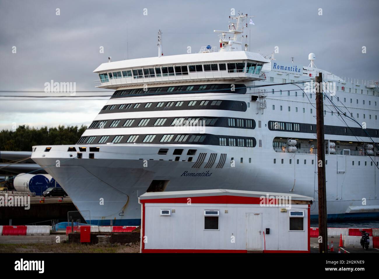 Glasgow, Écosse, Royaume-Uni.22 octobre 2021.PHOTO: MS Romantika - un croiseferry exploité par la compagnie estonienne de ferry Tallink.En raison de la conférence COP26 sur les changements climatiques qui attend des dizaines de milliers de personnes, une grave pénurie d'hébergement a frappé Glasgow,Les organisateurs du sommet sur le changement climatique ont donc organisé 2 navires - celui-ci (en photo) actuellement amarré à George V Dock au bord de la rivière Clyde pour tenter de réduire le problème de pénurie d'hôtel.La COP26 commence le 31 octobre.Crédit : Colin Fisher/Alay Live News Banque D'Images