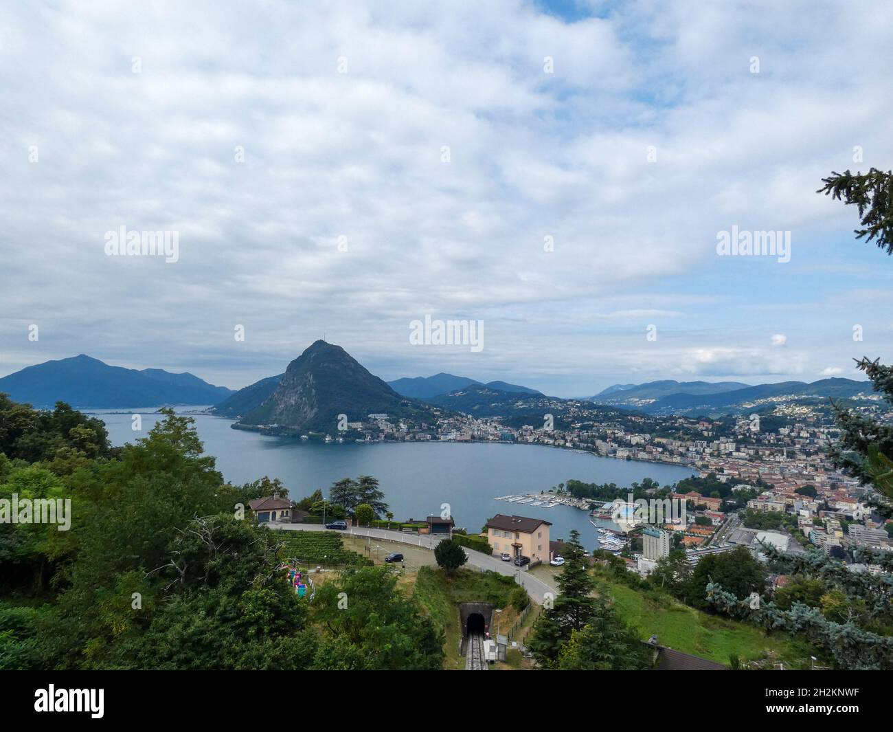 Vue sur la ville de Lugano, le lac de Lugano et le Monte San Salvatore depuis Castagnola, canton du Tessin, Suisse Banque D'Images