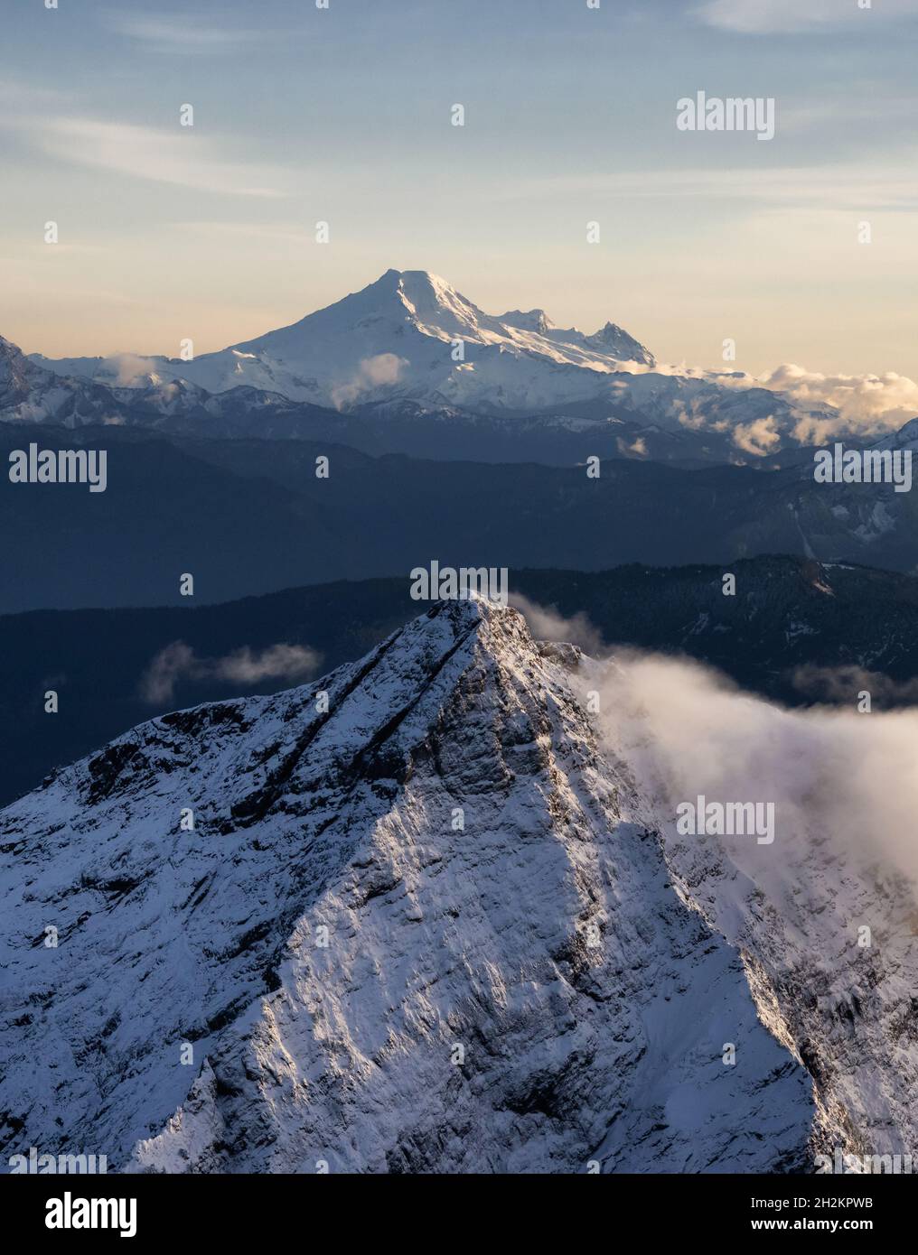Vue aérienne des montagnes Rocheuses canadiennes avec de la neige au sommet pendant le coucher de soleil de la saison d'automne. Banque D'Images